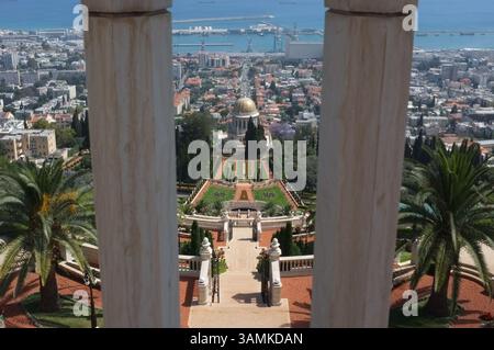 14 mai 2014 - Haïfa, Israël - le temple et les jardins Bahai, conçus par l'architecte canadien William Sutherland Maxwell, et achevés en 1953, décorent le versant du Mont Carmel surplombant la ville, le port et la Méditerranée. Le sanctuaire au dôme d'or abrite les restes de Bab, un persan martyrisé en 1850, qui annonça qu'il avait été envoyé par Dieu pour préparer l'humanité à un nouvel âge et à l'apparition imminente du Bahaullah, un messager de Dieu encore plus grand que lui. (Crédit image : © Nir Alon/ZUMAPRESS.com) Banque D'Images