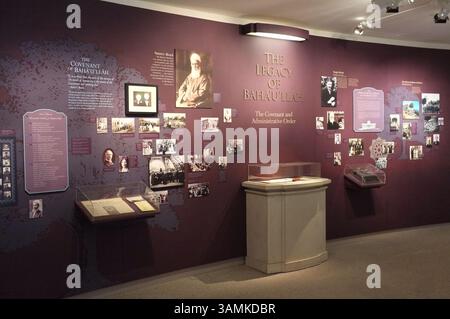 14 mai 2014 - Haïfa, Israël - le Centre d'information touristique du Temple Bahai et des jardins, conçu par l'architecte canadien William Sutherland Maxwell, et achevé en 1953, décorent le versant du Mont Carmel surplombant la ville, le port et la Méditerranée. Le sanctuaire au dôme d'or abrite les restes de Bab, un persan martyrisé en 1850, qui annonça qu'il avait été envoyé par Dieu pour préparer l'humanité à un nouvel âge et à l'apparition imminente du Bahaullah, un messager de Dieu encore plus grand que lui. (Crédit image : © Nir Alon/ZUMAPRESS.com) Banque D'Images