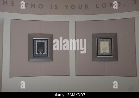 14 mai 2014 - Haïfa, Israël - le Centre d'information touristique du Temple Bahai et des jardins, conçu par l'architecte canadien William Sutherland Maxwell, et achevé en 1953, décorent le versant du Mont Carmel surplombant la ville, le port et la Méditerranée. Le sanctuaire au dôme d'or abrite les restes de Bab, un persan martyrisé en 1850, qui annonça qu'il avait été envoyé par Dieu pour préparer l'humanité à un nouvel âge et à l'apparition imminente du Bahaullah, un messager de Dieu encore plus grand que lui. (Crédit image : © Nir Alon/ZUMAPRESS.com) Banque D'Images