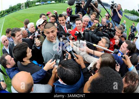 Le 15 mai 2014 - Aaron Hernandez, ancien vedette des Patriots de la Nouvelle-Angleterre, a été inculpé jeudi dans un double meurtre le 16 juillet 2012 de deux hommes de Boston, ont déclaré les autorités jeudi. PHOTO : 11 juin 2013 - Foxborough, Massachusetts, États-Unis- le Tight End des Patriots de la Nouvelle-Angleterre AARON HERNANDEZ (81) est mobbed par les médias pendant le mini camp des Patriots de la Nouvelle-Angleterre au stade Gillette. (Crédit image : © Eric Canha/Cal Sport Media/ZUMAPRESS.com) Banque D'Images