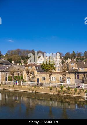 Personnes se relaxant sur le Riverside, Bradford-on-Avon, Wiltshire, Angleterre, Royaume-Uni, GB. Banque D'Images
