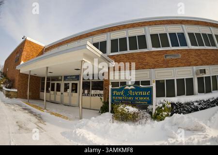 Jan 3, 2014 - Merrick, New York, États-Unis - Park Avenue Elementary School est l'une des centaines d'écoles de long Island fermées alors qu'un gel profond dangereux s'installe après un blizzard déversé 6-12 pouces de neige sur long Island. La plage de température est de 13 à 18 degrés avec des rafales de vent jusqu'à 45 mph. La ville de Hempstead, dans la banlieue du comté de Nassau, a déclaré une urgence de neige avec des centaines d'écoles fermées vendredi, alors que les routes sont en cours de labourage. (Crédit image : © Ann Parry/ZUMA Wire/ZUMAPRESS.com) Banque D'Images