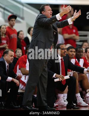 4 janvier 2014 - Raleigh, Caroline du Nord, U. S - Mark Gottfried, entraîneur-chef des Wolfpack de Caroline du Nord, crie sur la touche pendant le match à la PNC Arena de Raleigh, en Caroline du Nord, entre les Wolfpack de Caroline du Nord et les Panthers de Pittsburgh. (Crédit image : © Wes Hight/ZUMAPRESS.com) Banque D'Images