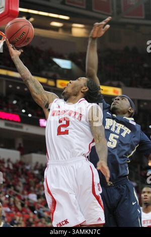 4 janvier 2014 - Raleigh, Caroline du Nord, U. S - le gardien de Wolfpack de Caroline du Nord Anthony Barber (2) va pour la layup pendant le match à la PNC Arena de Raleigh, N.C. entre le Wolfpack de Caroline du Nord et les Panthers de Pittsburgh. (Crédit image : © Wes Hight/ZUMAPRESS.com) Banque D'Images