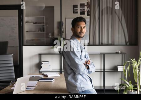 Professionnel sérieux et confiant jeune homme d'affaires exécutif indien Banque D'Images