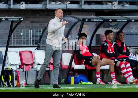 ROTTERDAM, PAYS-BAS - 12 AVRIL : Maurice Steijn, entraîneur-chef du Sparta Rotterdam, fait des gestes lors du match Eredivisie entre le Sparta Rotterdam et le SC Heerenveen à Het Kasteel le 12 avril 2025 à Rotterdam, pays-Bas. (Photo de René Nijhuis/MB Media) Banque D'Images