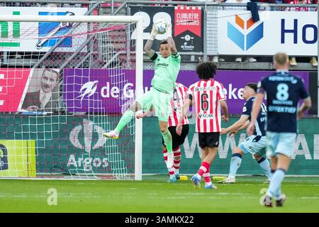 ROTTERDAM, PAYS-BAS - 12 AVRIL : le gardien de but du Sparta Rotterdam Nick Olij réalise une sauvegarde lors du match Eredivisie entre le Sparta Rotterdam et le SC Heerenveen à Het Kasteel le 12 avril 2025 à Rotterdam, pays-Bas. (Photo de René Nijhuis/MB Media) Banque D'Images