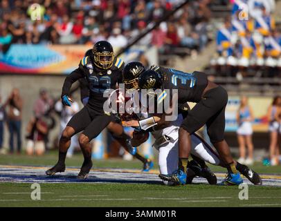 Dec. 30, 2013 - El Paso, TX, États-Unis d'Amérique - 31 décembre 2013 El Paso, TX...UCLA linebacker (10) Myles Jack en action pendant le 2ème quart-temps du match de football UCLA vs Virginia Tech. Les Bruins de l'UCLA ont battu les Virginia Tech Hokies 42-12 le mardi 31 décembre 2013 au Hyundai Sun Bowl à El Paso, Texas. (Crédit obligatoire : Juan Lainez / MarinMedia.org / Cal Sport Media) (photographe complet, et crédit requis)(crédit image : © Juan Lainez / Marinmedia. Org / Cal Sport Media / Cal Sport Media / ZUMAPRESS.com) Banque D'Images
