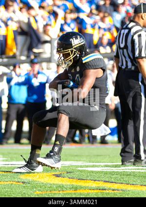 Dec. 30, 2013 - El Paso, TX, États-Unis d'Amérique - 31 décembre 2013 El Paso, TX...UCLA Running Back (9) Paul Perkins marque un touchdown lors du match de football UCLA vs Virginia Tech. Les Bruins de l'UCLA ont battu les Virginia Tech Hokies 42-12 le mardi 31 décembre 2013 au Hyundai Sun Bowl à El Paso, Texas. (Crédit obligatoire : Juan Lainez / MarinMedia.org / Cal Sport Media) (photographe complet, et crédit requis)(crédit image : © Juan Lainez / Marinmedia. Org / Cal Sport Media / Cal Sport Media / ZUMAPRESS.com) Banque D'Images