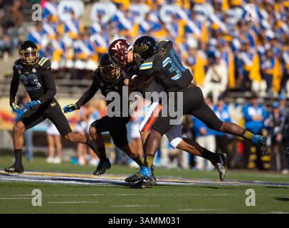 Dec. 30, 2013 - El Paso, TX, États-Unis d'Amérique - 31 décembre 2013 El Paso, TX...UCLA linebacker (10) Myles Jack en action pendant le 2ème quart-temps du match de football UCLA vs Virginia Tech. Les Bruins de l'UCLA ont battu les Virginia Tech Hokies 42-12 le mardi 31 décembre 2013 au Hyundai Sun Bowl à El Paso, Texas. (Crédit obligatoire : Juan Lainez / MarinMedia.org / Cal Sport Media) (photographe complet, et crédit requis)(crédit image : © Juan Lainez / Marinmedia. Org / Cal Sport Media / Cal Sport Media / ZUMAPRESS.com) Banque D'Images