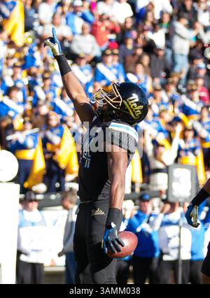 Dec. 30, 2013 - El Paso, TX, États-Unis d'Amérique - 31 décembre 2013 El Paso, TX...UCLA Running Back (9) Paul Perkins célèbre son touchdown lors du match de football UCLA vs Virginia Tech. Les Bruins de l'UCLA ont battu les Virginia Tech Hokies 42-12 le mardi 31 décembre 2013 au Hyundai Sun Bowl à El Paso, Texas. (Crédit obligatoire : Juan Lainez / MarinMedia.org / Cal Sport Media) (photographe complet, et crédit requis)(crédit image : © Juan Lainez / Marinmedia. Org / Cal Sport Media / Cal Sport Media / ZUMAPRESS.com) Banque D'Images