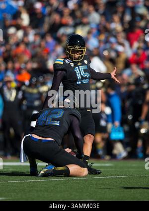 Dec. 30, 2013 - El Paso, TX, États-Unis d'Amérique - 31 décembre 2013 El Paso, TX...UCLA kicker (15) Ka'imi Fairbairn tente un field goal lors du match de football UCLA vs Virginia Tech. Les Bruins de l'UCLA ont battu les Virginia Tech Hokies 42-12 le mardi 31 décembre 2013 au Hyundai Sun Bowl à El Paso, Texas. (Crédit obligatoire : Juan Lainez / MarinMedia.org / Cal Sport Media) (photographe complet, et crédit requis)(crédit image : © Juan Lainez / Marinmedia. Org / Cal Sport Media / Cal Sport Media / ZUMAPRESS.com) Banque D'Images