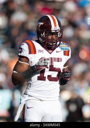 Dec. 31, 2013 - El Paso, TX, États-Unis d'Amérique - 31 décembre 2013 El Paso, TX...Virginia Tech Running Back (15) Joel Caleb cherche le match de football UCLA vs Virginia Tech. Les Bruins de l'UCLA ont battu les Virginia Tech Hokies 42-12 le mardi 31 décembre 2013 au Hyundai Sun Bowl à El Paso, Texas. (Crédit obligatoire : Juan Lainez / MarinMedia.org / Cal Sport Media) (photographe complet, et crédit requis)(crédit image : © Juan Lainez / Marinmedia. Org / Cal Sport Media / Cal Sport Media / ZUMAPRESS.com) Banque D'Images