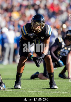 Dec. 31, 2013 - El Paso, TX, États-Unis d'Amérique - 31 décembre 2013 El Paso, TX...UCLA linebacker (11) Anthony Barr se prépare pour le prochain match. Les Bruins de l'UCLA ont battu les Virginia Tech Hokies 42-12 le mardi 31 décembre 2013 au Hyundai Sun Bowl à El Paso, Texas. (Crédit obligatoire : Juan Lainez / MarinMedia.org / Cal Sport Media) (photographe complet, et crédit requis)(crédit image : © Juan Lainez / Marinmedia. Org / Cal Sport Media / Cal Sport Media / ZUMAPRESS.com) Banque D'Images