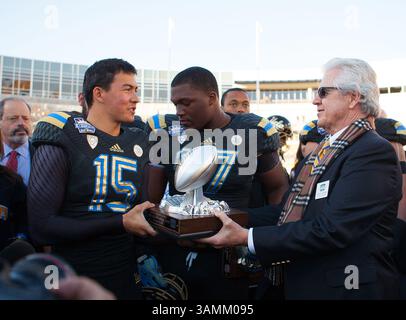 Dec. 31, 2013 - El Paso, TX, États-Unis d'Amérique - 31 décembre 2013 El Paso, TX...UCLA Kicker (15) Ka'imi Fairbairn accepte le trophée John Folmer MVP Special Teams Player après le match de football UCLA vs Virginia Tech. Les Bruins de l'UCLA ont battu les Virginia Tech Hokies 42-12 le mardi 31 décembre 2013 au Hyundai Sun Bowl à El Paso, Texas. (Crédit obligatoire : Juan Lainez / MarinMedia.org / Cal Sport Media) (photographe complet, et crédit requis)(crédit image : © Juan Lainez / Marinmedia. Org / Cal Sport Media / Cal Sport Media / ZUMAPRESS.com) Banque D'Images
