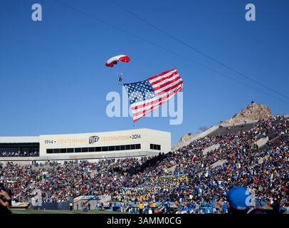 Dec. 31, 2013 - El Paso, TX, États-Unis d'Amérique - 31 décembre 2013 El Paso, TX...les membres de l'équipe Fastrax plongent dans le stade avant le match de football Hyundai Bowl. Les Bruins de l'UCLA ont battu les Virginia Tech Hokies 42-12 le mardi 31 décembre 2013 au Hyundai Sun Bowl à El Paso, Texas. (Crédit obligatoire : Juan Lainez / MarinMedia.org / Cal Sport Media) (photographe complet, et crédit requis)(crédit image : © Juan Lainez / Marinmedia. Org / Cal Sport Media / Cal Sport Media / ZUMAPRESS.com) Banque D'Images
