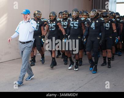 Dec. 31, 2013 - El Paso, TX, États-Unis d'Amérique - 31 décembre 2013 El Paso, TX...L'entraîneur-chef de l'UCLA Jim Mora mène les Bruins sur le terrain. Les Bruins de l'UCLA ont battu les Virginia Tech Hokies 42-12 le mardi 31 décembre 2013 au Hyundai Sun Bowl à El Paso, Texas. (Crédit obligatoire : Juan Lainez / MarinMedia.org / Cal Sport Media) (photographe complet, et crédit requis)(crédit image : © Juan Lainez / Marinmedia. Org / Cal Sport Media / Cal Sport Media / ZUMAPRESS.com) Banque D'Images