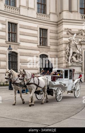 Calèche devant le palais Hofburg, Vienne, Autriche Banque D'Images