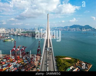 Vue aérienne du pont Stonecutters Bridge traversant la baie près du port commercial de Hong Kong. Banque D'Images