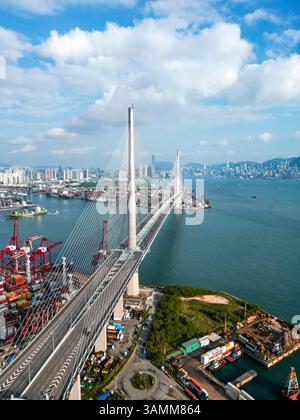 Vue aérienne du pont Stonecutters Bridge traversant la baie près du port commercial de Hong Kong. Banque D'Images