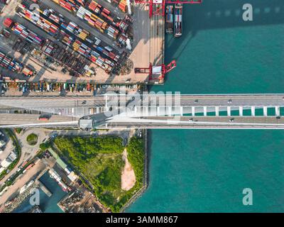 Vue aérienne du pont Stonecutters Bridge traversant la baie près du port commercial de Hong Kong. Banque D'Images