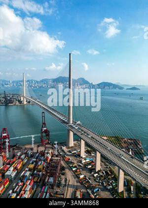 Vue aérienne du pont Stonecutters Bridge traversant la baie près du port commercial de Hong Kong. Banque D'Images