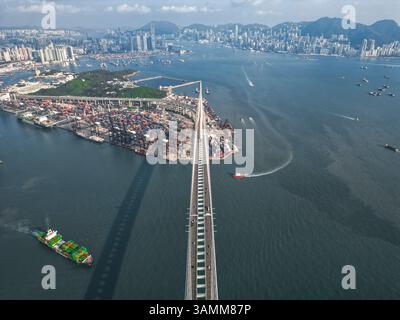 Vue aérienne du pont Stonecutters Bridge traversant la baie près du port commercial de Hong Kong. Banque D'Images
