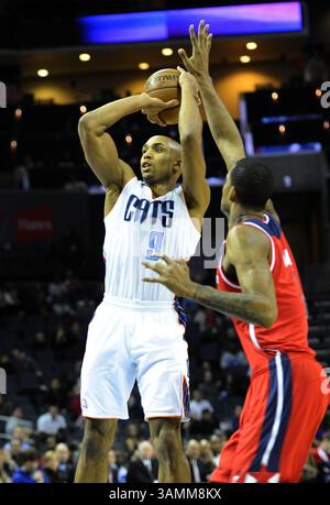 7 janvier 2014 - Charlotte, NC, USA - Gerald Henderson (9 ans) de Charlotte Bobcats tire sur un défenseur des Washington Wizards pendant la première mi-temps au Time Warner Cable Arena à Charlotte, Caroline du Nord, le mardi 7 janvier 2014. (Crédit image : © David T. Foster III/MCT/ZUMAPRESS.com) Banque D'Images