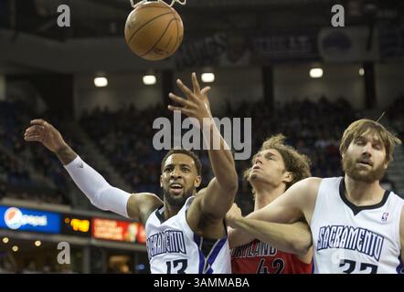 7 janvier 2014 - Sacramento, CA, États-Unis - Derrick Williams (13), attaquant des Kings de Sacramento, cherche un coup de foudre alors qu'il marque un panier contre le centre des Trail Blazers de Portland Robin Lopez (42) à Sleep train Arena à Sacramento, Calif, le mardi 7 janvier 2014. (Crédit image : © Hector Amezcua/MCT/ZUMAPRESS.com) Banque D'Images