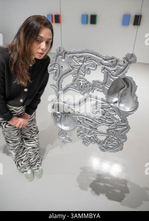 Elizabeth Xi Bauer Gallery, Exmouth Market, Londres, Royaume-Uni. 14 avril 2025. Days Nights est une exposition conjointe d’œuvres d’Abraham Kritzman (né en 1983) et Philippe Van Snick (1946-2019) qui se déroule jusqu’au 8 juin. Image : Abraham Kritzman, côtés de l'amour 1-10, 2025. Sculptures en aluminium coulé, accroché au plafond. Crédit : Malcolm Park/Alamy Live News Banque D'Images