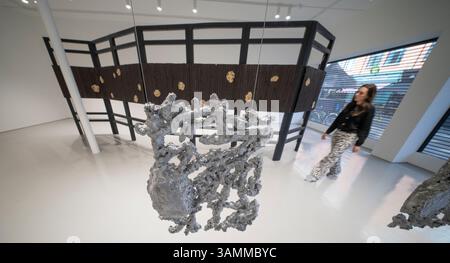 Elizabeth Xi Bauer Gallery, Exmouth Market, Londres, Royaume-Uni. 14 avril 2025. Days Nights est une exposition conjointe d’œuvres d’Abraham Kritzman (né en 1983) et Philippe Van Snick (1946-2019) qui se déroule jusqu’au 8 juin. Image : Abraham Kritzman, côtés de l'amour 1-10, 2025. Sculptures en aluminium coulé, accroché au plafond. Crédit : Malcolm Park/Alamy Live News Banque D'Images