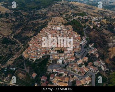 Vue aérienne de la pittoresque ville médiévale avec de charmants bâtiments en pierre et toits nichés sur une colline, Rocca Imperiale, Cosenza, Italie. Banque D'Images