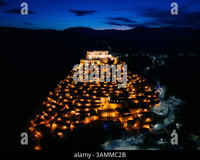 Vue aérienne d'un pittoresque village perché illuminé la nuit, Rocca Imperiale, Cosenza, Italie. Banque D'Images