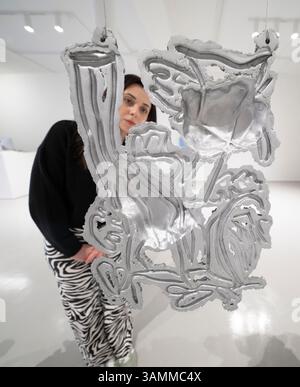 Elizabeth Xi Bauer Gallery, Exmouth Market, Londres, Royaume-Uni. 14 avril 2025. Days Nights est une exposition conjointe d’œuvres d’Abraham Kritzman (né en 1983) et Philippe Van Snick (1946-2019) qui se déroule jusqu’au 8 juin. Image : Abraham Kritzman, côtés de l'amour 1-10, 2025. Sculptures en aluminium coulé, accroché au plafond. Crédit : Malcolm Park/Alamy Live News Banque D'Images