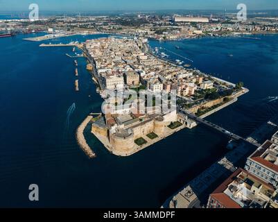 Vue aérienne du paysage urbain côtier animé avec architecture historique et front de mer pittoresque, Tarente, Tarente, Italie. Banque D'Images