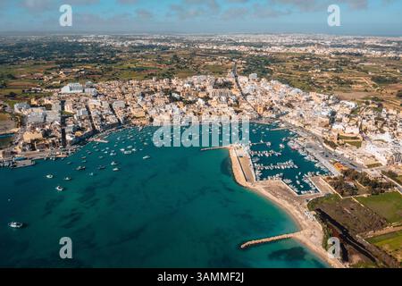 Vue aérienne du port de marsaxlokk avec des bateaux pittoresques et charmante vieille ville, Marsaxlokk, Malte. Banque D'Images