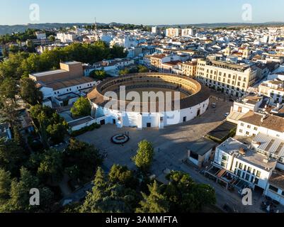 Vue aérienne de la belle vieille ville historique avec les célèbres arènes et les toits pittoresques, Ronda, Espagne. Banque D'Images