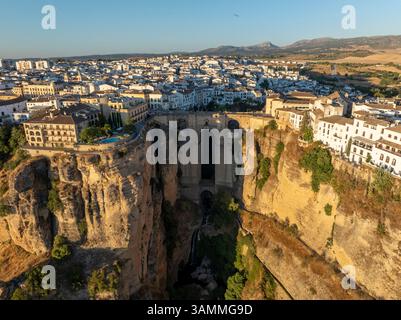 Vue aérienne de la pittoresque Ronda avec son ancien pont et son paysage de falaises époustouflant, Malaga, Espagne. Banque D'Images