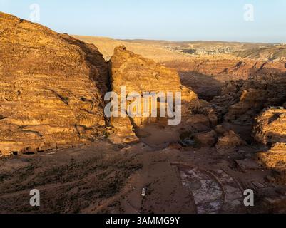 Vue aérienne de majestueuses formations rocheuses dans un canyon à couper le souffle, lw lbtr, Jordanie. Banque D'Images
