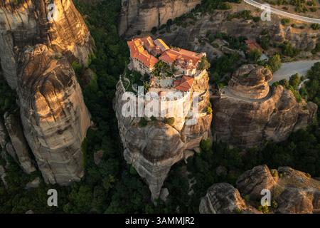 Vue aérienne des monastères historiques au sommet des formations rocheuses calcaires dans une belle vallée, Kastraki, Grèce. Banque D'Images