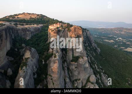 Vue aérienne de majestueuses formations rocheuses et monastères au coucher du soleil, Météores, Kalabaka, Grèce. Banque D'Images