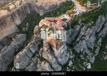 Vue aérienne d'anciens monastères au sommet de formations rocheuses étonnantes dans un paysage magnifique, Kalabaka, Grèce. Banque D'Images