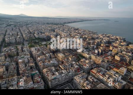 Vue aérienne du centre-ville de Thessalonique le long du golfe Thermaic, mer Égée, Grèce. Banque D'Images