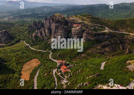 Vue aérienne du monastère d'Iera Moni Barlaam et du monastère des Météores, Trikala, Thessalie, Grèce. Banque D'Images