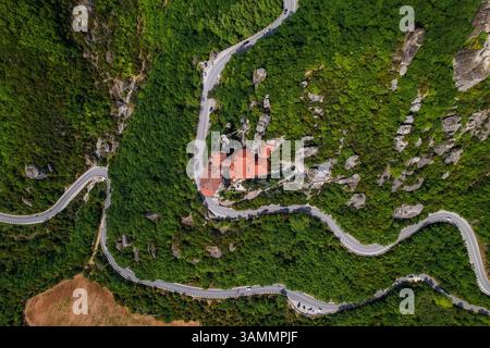Vue aérienne du monastère Saint de Rousanos dans les Météores, Trikala, Thessalie, Grèce. Banque D'Images