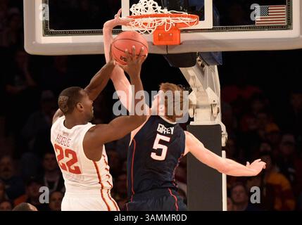 28 mars 2014 - New York City, NY, États-Unis - vendredi 28 mars 2014 : L'attaquant des cyclones de l'Iowa State Dustin Hogue (22 ans) va au panier bas contre l'attaquant des Huskies du Connecticut Niels Giffey (5 ans) lors de la 1ère moitié du tournoi régional de basket-ball de la NCAA entre l'Iowa State et UConn au Madison Square Garden à New York City, NY. Bill Shettle / Cal Sport Media. (Crédit image : © Bill Shettle/Cal Sport Media/ZUMAPRESS.com) Banque D'Images