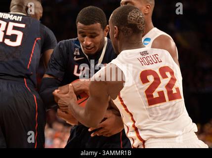 28 mars 2014 - New York City, NY, États-Unis - vendredi 28 mars 2014 : DeAndre Daniels (2), attaquant des Huskies du Connecticut, se bat contre Dustin Hogue (22), attaquant des cyclones de l'État de l'Iowa, pour le contrôle du ballon pendant la 1ère moitié du tournoi de la NCAA, match régional de basket-ball de l'est entre l'État de l'Iowa et l'UConn au Madison Square Garden à New York. UConn bat l'État de l'Iowa 81-76. Bill Shettle / Cal Sport Media. (Crédit image : © Bill Shettle/Cal Sport Media/ZUMAPRESS.com) Banque D'Images