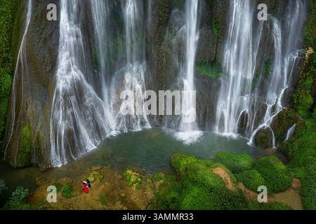 Vue aérienne des chutes Ban Gioc Detian le long de la rivière Quay son sur les collines karstiques du comté de Daxin, Guangxi, Chine. Banque D'Images