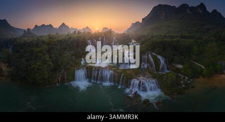 Vue aérienne des chutes Ban Gioc Detian le long de la rivière Quay son sur les collines karstiques du comté de Daxin, Guangxi, Chine. Banque D'Images