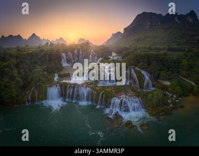 Vue aérienne des chutes Ban Gioc Detian le long de la rivière Quay son sur les collines karstiques du comté de Daxin, Guangxi, Chine. Banque D'Images